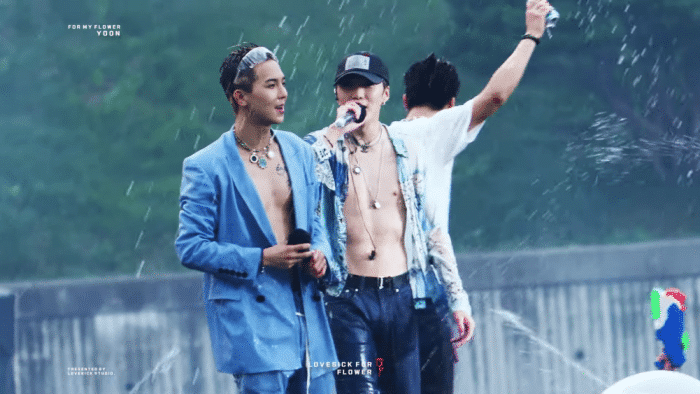 Сон Мино и Кан Сын Юн хвастаются атлетичным телосложением во время живого выступления группы