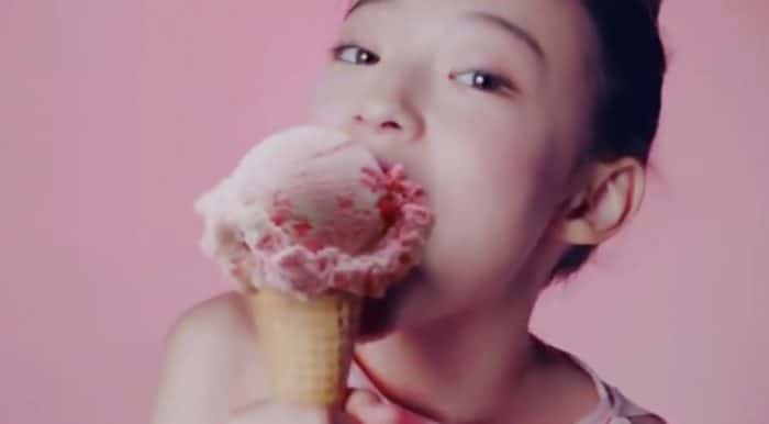 Корейский Baskin Robbins под огнём критики из-за сексуализации 11-летней девочки