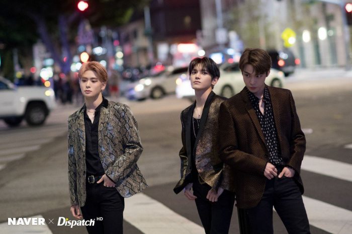 Хищное трио из NCT 127 прогуливается по улицам ночного Лос-Анджелеса в закадровых фотографиях для "We Are Superhuman"