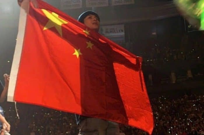 Знаменитости поддержали китайский флаг