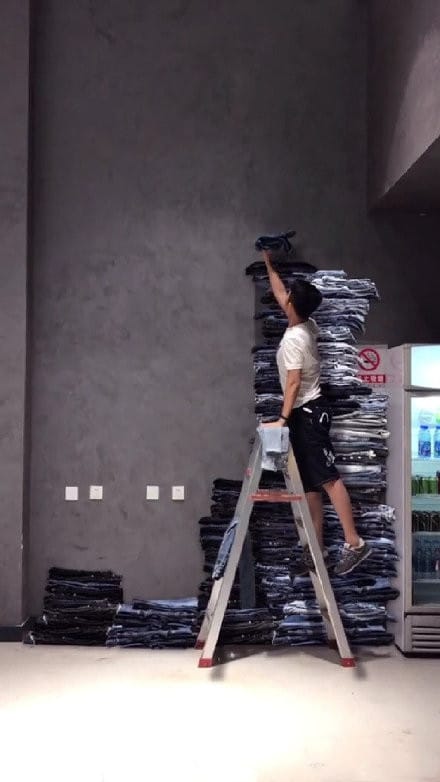 Фанат создал портрет Ли Сяня из 800 пар джинсов