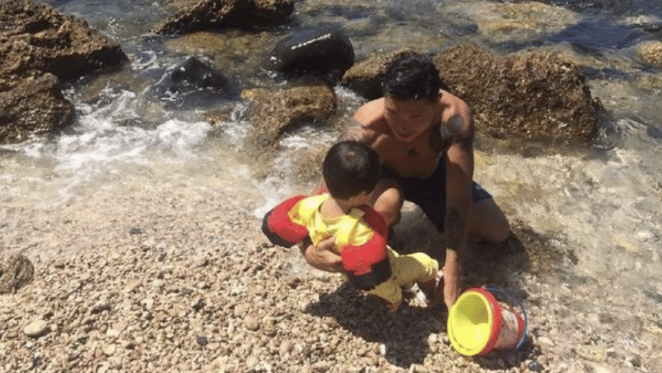 Gary опубликовал фото, как он играет на берегу океана со своим сыном