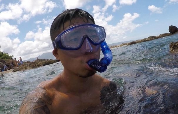 Gary опубликовал фото, как он играет на берегу океана со своим сыном