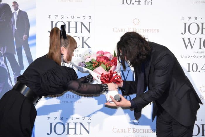 Кьяри Памю Памю вручила Киану Ривзу цветы на премьере фильма «Джона Уика 3» в Японии