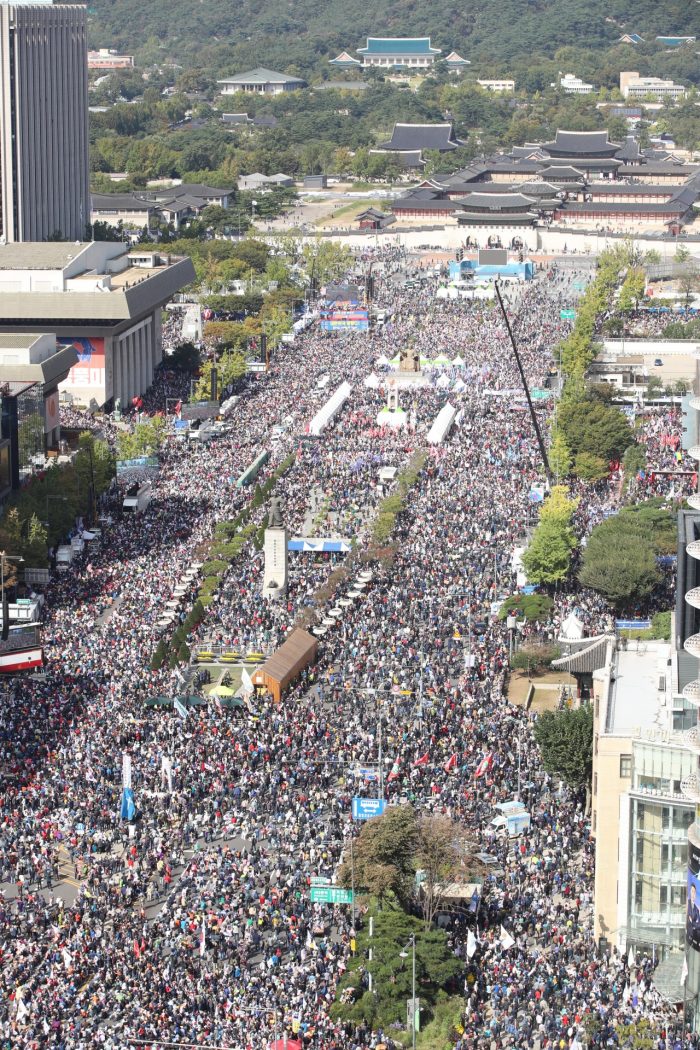 В Сеуле прошли митинги с требованием отставки президента и ареста министра страны