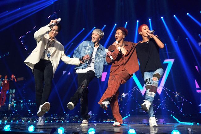 WINNER провели концерты в Сеуле, получив поддержку от своих коллег