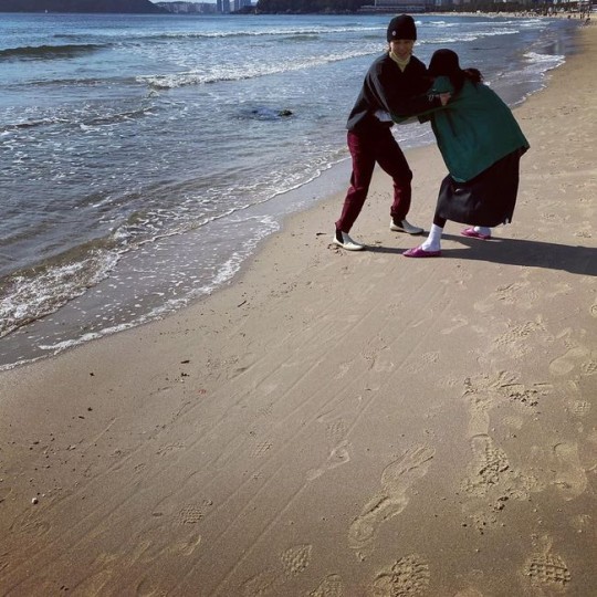 Хёна и DAWN насладились зимним свиданием на пляже