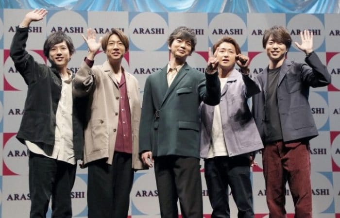 Arashi отпраздновали 20-ю годовщину, представив новый клип и открыв аккаунты в соцсетях