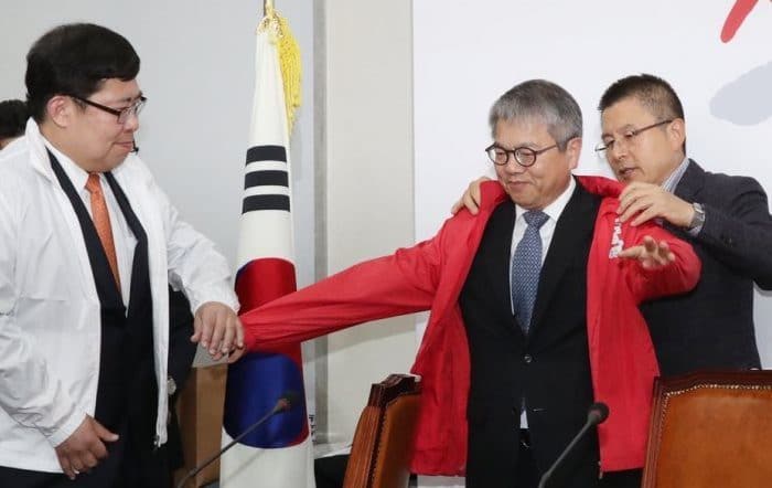 Отец Сухо (EXO) вступил в главную оппозиционную партию Южной Кореи