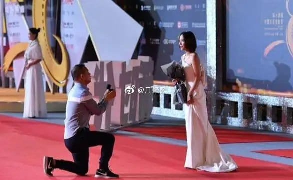 Фанат актрисы Ван Ло Дань попытался сделать ей предложение во время пресс-конференции