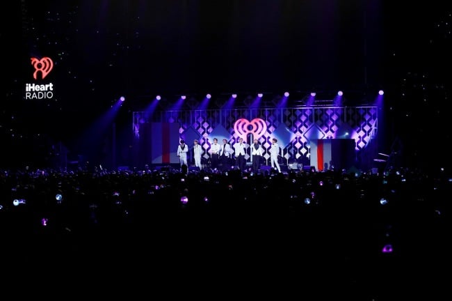 BTS выступили на Jingle Ball + кудри Ви в трендах Twitter более 20 стран