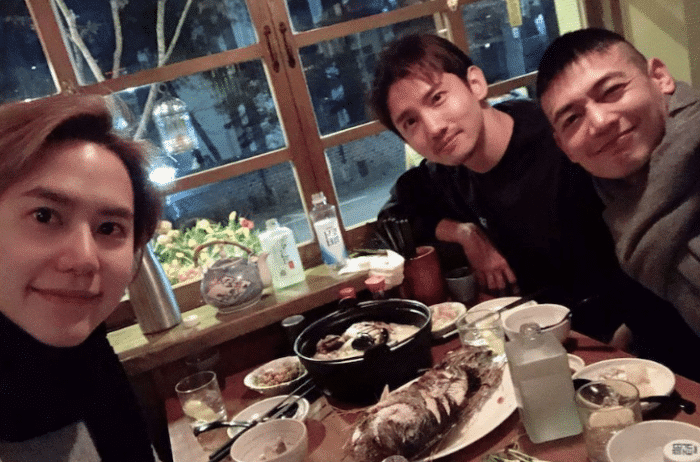 Чанмин из TVXQ, Кюхён из Super Junior и Минхо из SHINee весело проводят время за совместным ужином