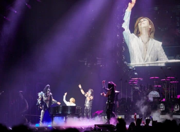 Йошики (X Japan) неожиданно появился на концерте Kiss в Токио