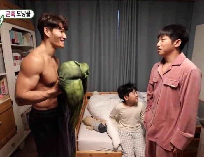 Ким Джон Кук продемонстрировал свои мускулы, исполняя желание сына Ю Се Юна