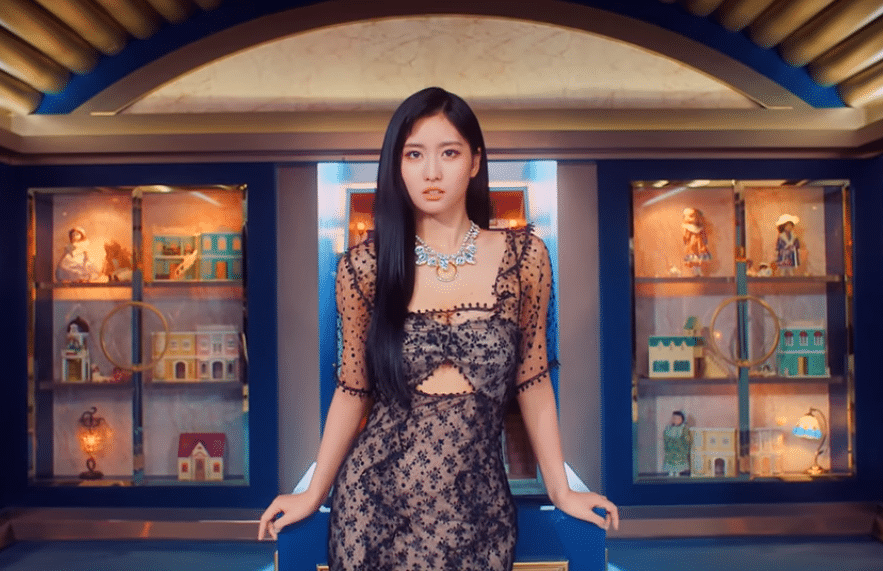 Нетизены раскритиковали стилистов TWICE за слишком откровенный наряд Момо на Seoul Music Awards