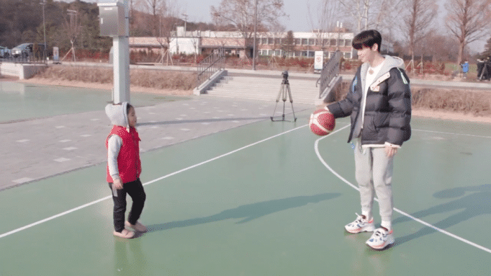 Ча Ыну из ASTRO очаровал зрителей шоу Handsome Tigers, сыграв с девочкой в баскетбол