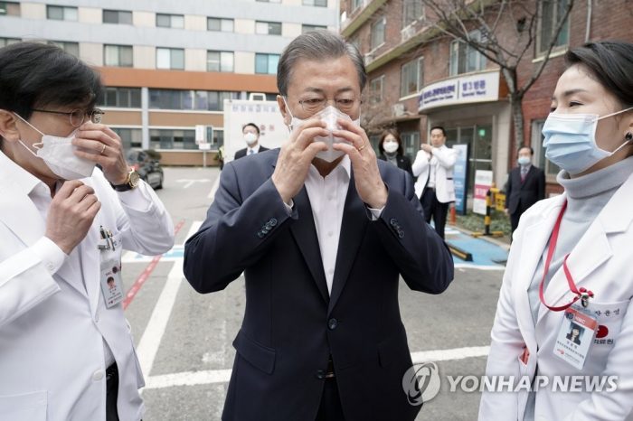 Президент Мун Джэ Ин взял под контроль ситуацию с коронавирусом