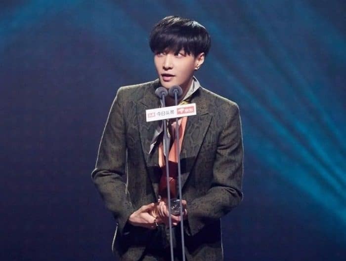 Лэй (EXO) получил восемь наград на церемониях награждения конца года в Китае