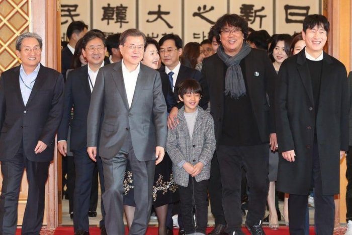 Президент Мун Джэ Ин пригласил команду фильма "Паразиты" в Голубой дом