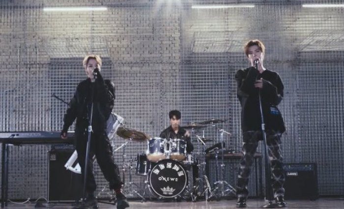 ONEWE выпустили видео со своей рок-версией хита MAMAMOO "Hip"