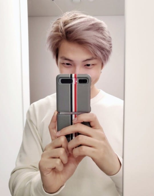 RM из BTS опубликовал селфи с нового эксклюзивного телефона Samsung