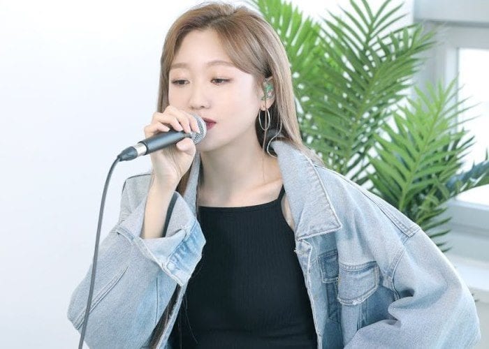 Суджон (Lovelyz) представила кавер на песню Бэкхёна из EXO "UN Village"