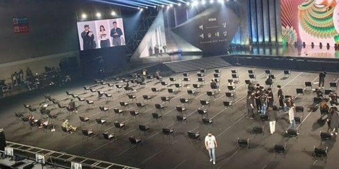Пользователи сети впечатлены социальной дистанцией на 56-ой церемонии Baeksang Arts Awards