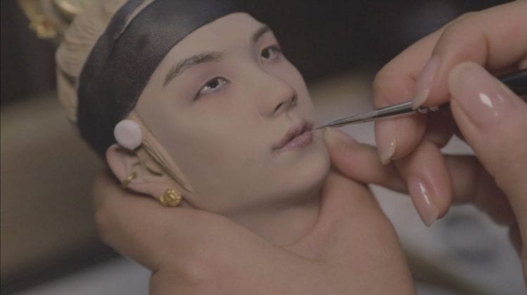 Фанатка сделала реалистичную статуэтку Шуги из BTS