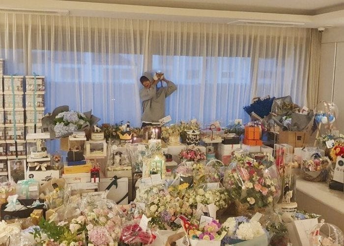 Фанаты завалили Ли Мин Хо подарками ко дню его рождения