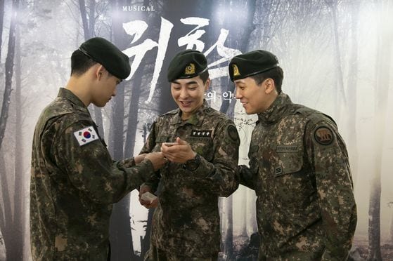 D.O, Сюмин и Ли Хонки присоединились к кампании, посвященной 70-летию Корейской войны