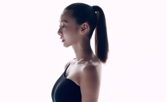 Юи демонстрирует свою сексуальную линию тела в новом рекламном ролике от Clarins