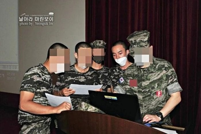 В сети появились армейские фото Роя Кима
