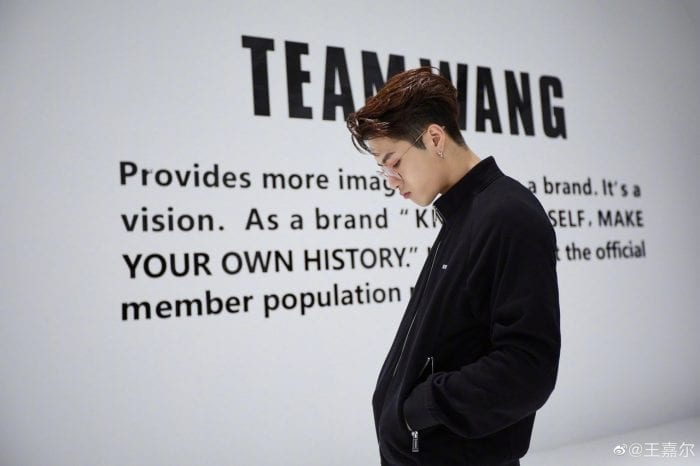 Джексон из GOT7 отмечает запуск модного бренда "Team Wang Design"