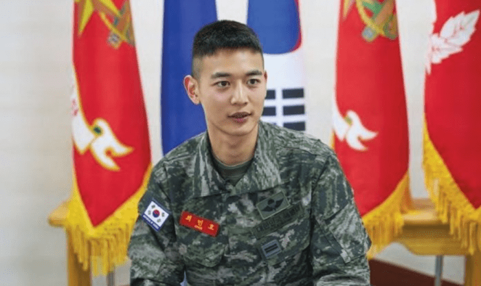 Пользователи сети не могут поверить, что Минхо из SHINee будет уволен из армии в ближайшее время