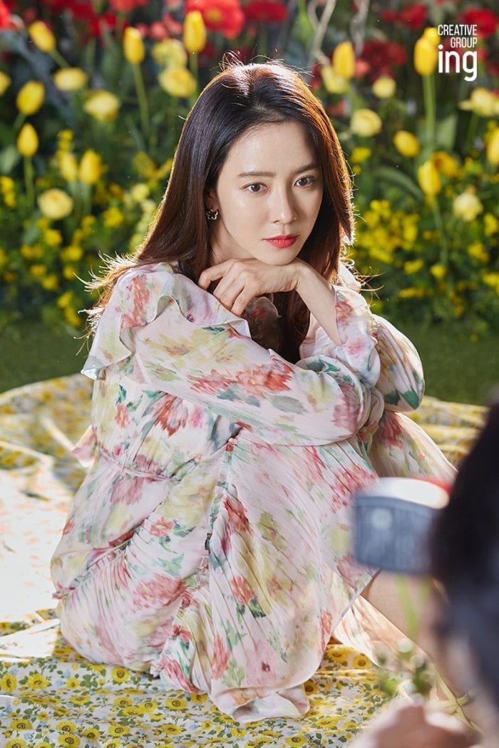 3 известных платья Сон Джи Хё в постерах для дорамы «А мы любили?»