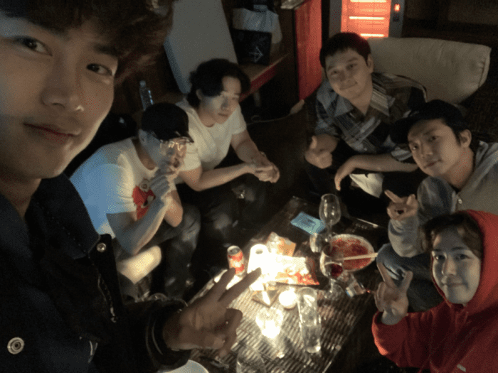 Участники 2PM воссоединились на кофейных посиделках