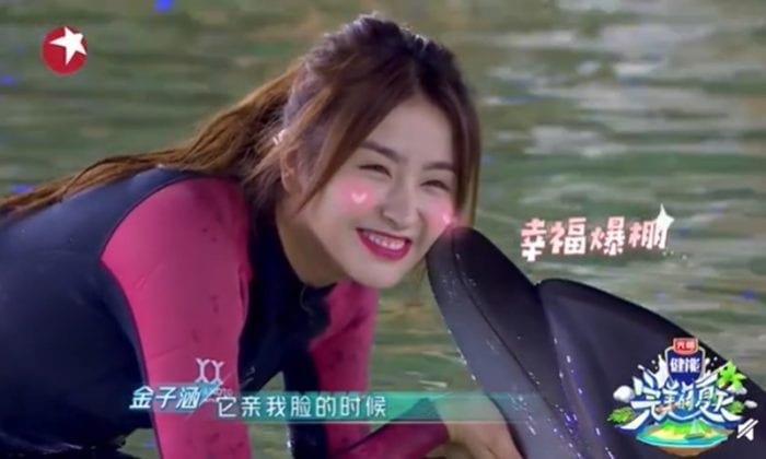 Китайские знаменитости раскритикованы за поцелуй с дельфином