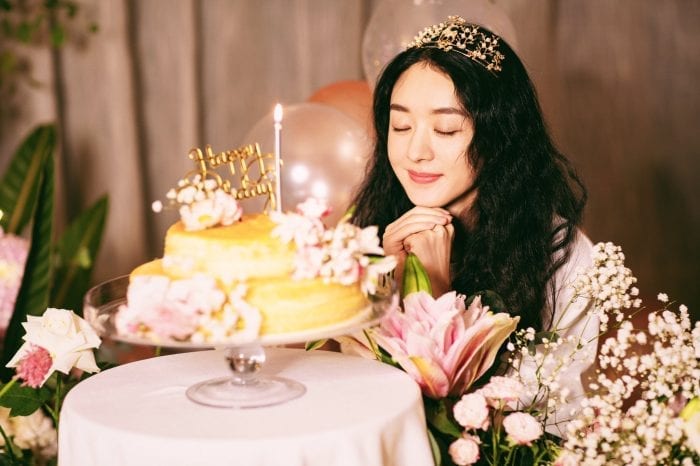 Чжао Ли Ин отмечает 33-й день рождения