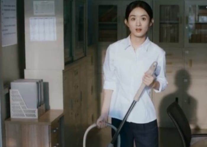 Чжао Ли Ин в роли уборщицы в трейлере новой дорамы "История Син Фу"