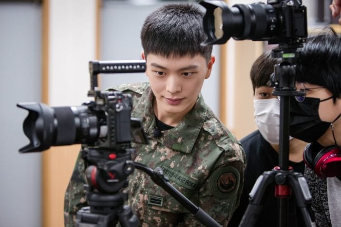 Представители армии поделились новыми фотографиями D.O из EXO и Юк Сонджэ из BTOB
