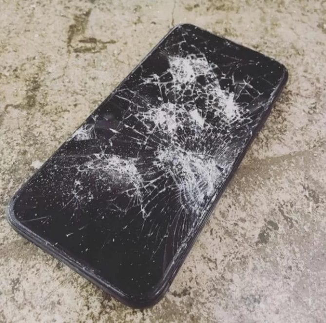 Гу Хе Сон разбила свой iPhone молотком