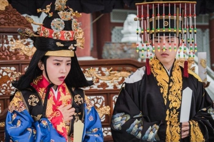 Неловкая брачная ночь Шин Хе Сон и Ким Джон Хёна в новых стиллах дорамы «Королева Чорин»