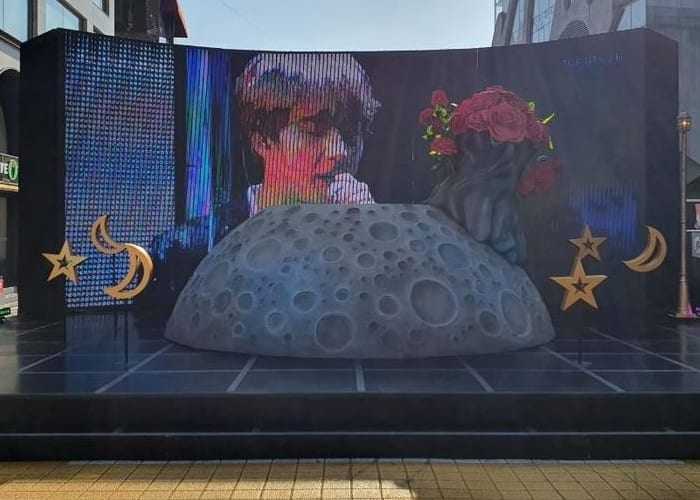 В Сеуле открылся специальный уличный проект, посвященный дню рождения Джина из BTS