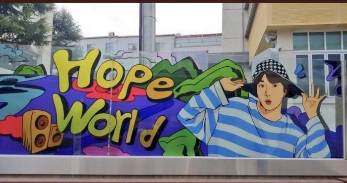 Шок АРМИ вызванный скульптурой «Hope World» для Джей-Хоуп из BTS