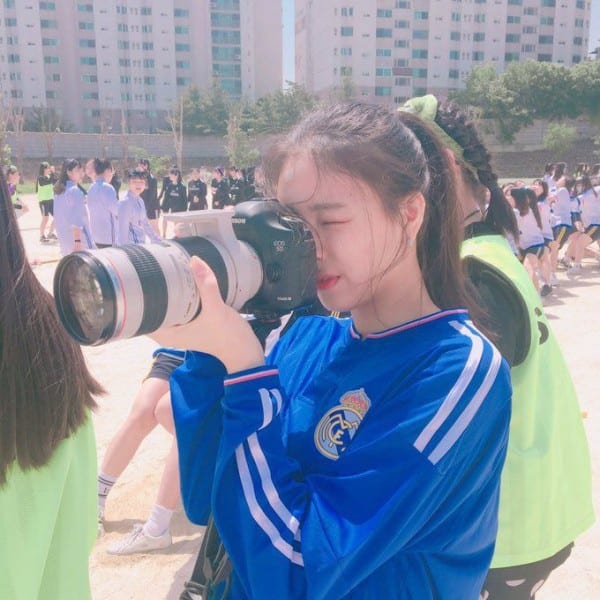 Юна из ITZY привлекла всеобщее внимание после того, как её преддебютные фотографии просочились в сеть