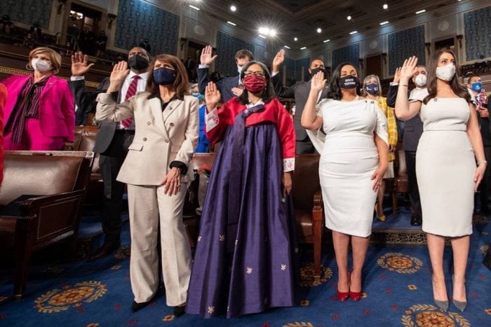 Член Конгресса Мэрилин Стрикленд надела ханбок на церемонию приведения к присяге, чтобы отдать дань уважения своей матери