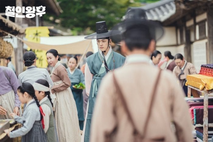 Шин Хе Сон и Ким Джон Хён наслаждаются прогулкой за пределами дворца в дораме «Королева Чорин»