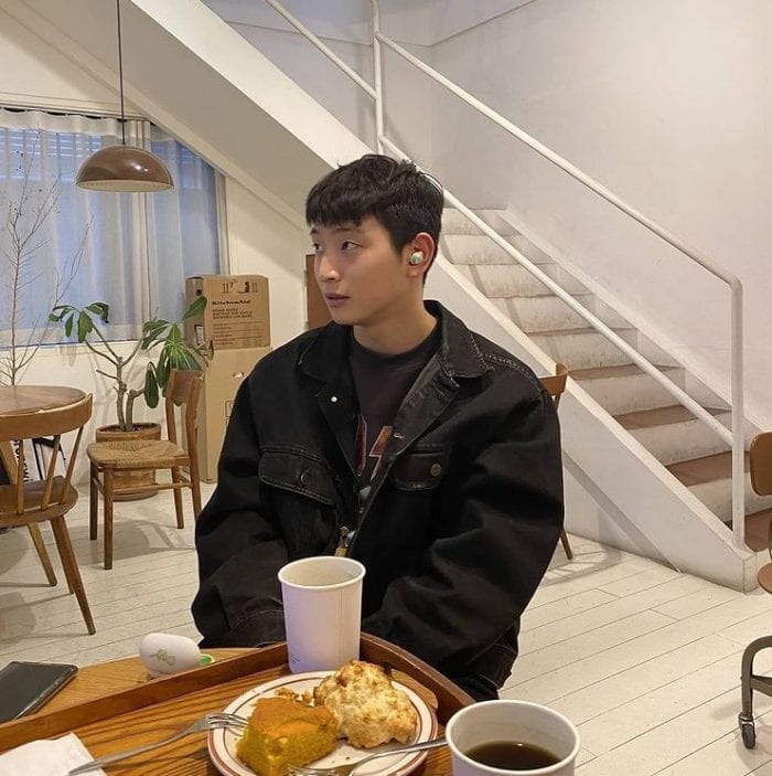 Джинун (2AM) и Кёнри (бывшая участница 9MUSES) наслаждаются случайным свиданием в кофейне