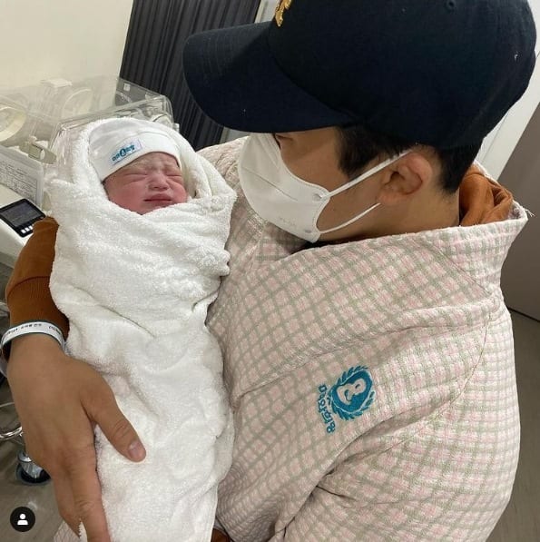 Ким Дон Хён показал фото новорожденной дочери