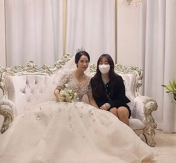 Бывшая участница Jewelry Чо Мина и ее муж провели свадебную церемонию